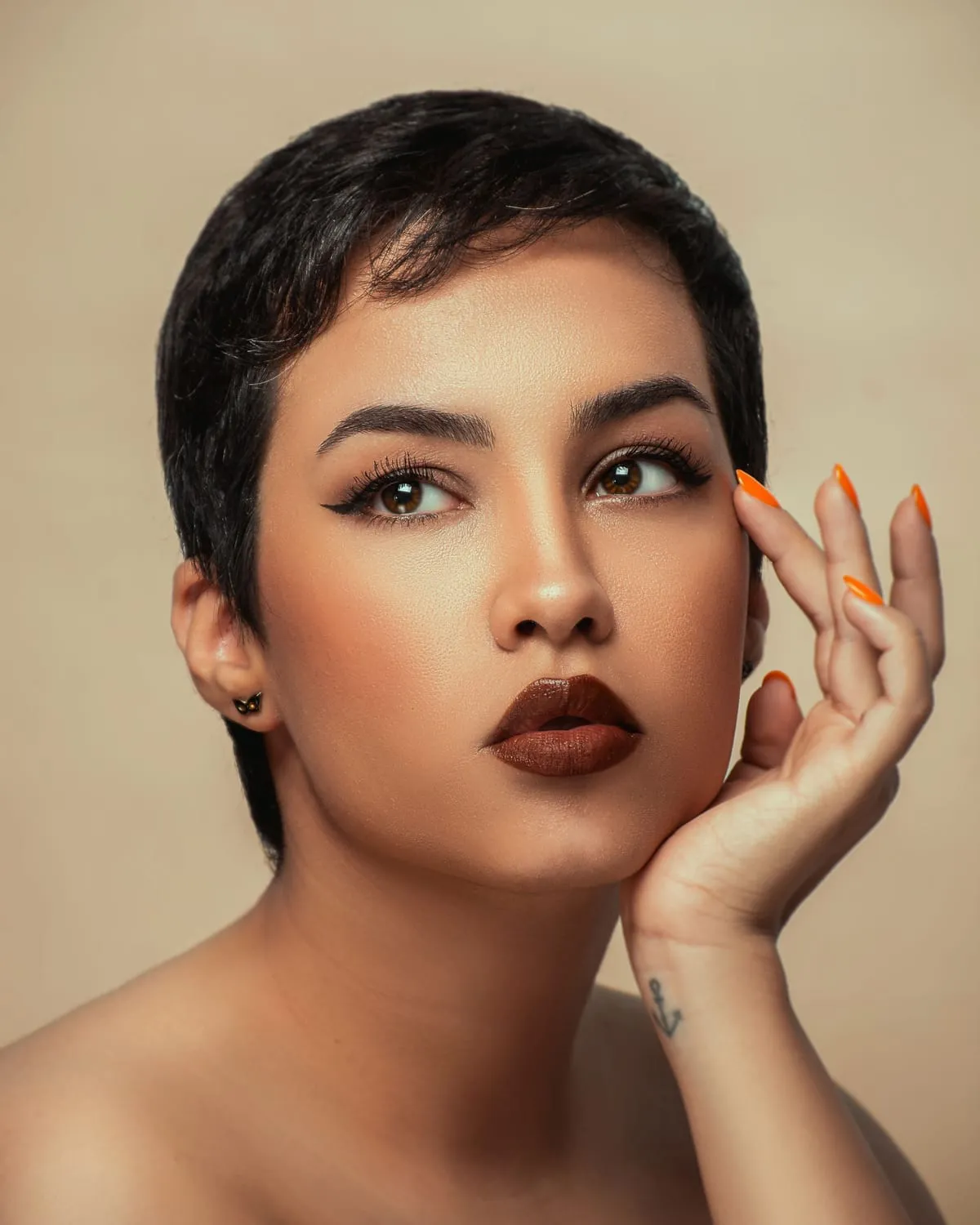 Woman with 90s supermodel makeup: matte skin, groomed brows and a lined brown lip