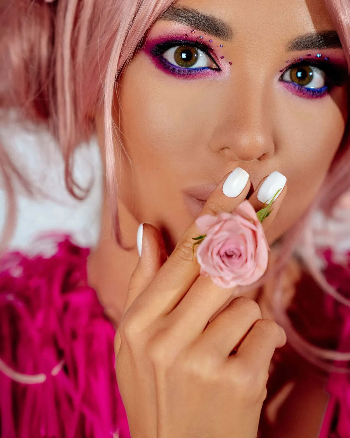 Woman with a pink Barbie makeup look: pink eyeshadow, pink lips and pink hair
