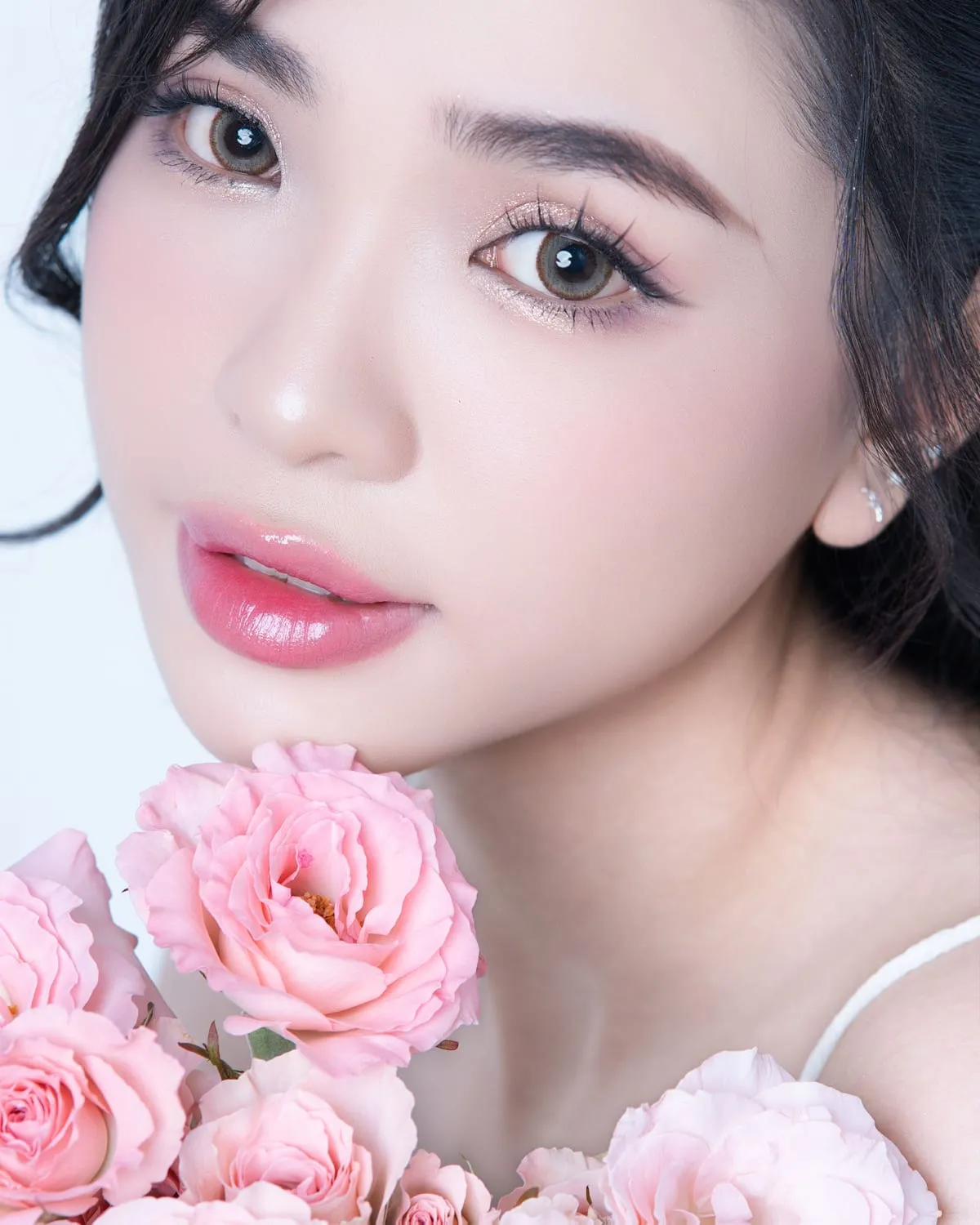 Woman with K-pop idol makeup: glass skin, soft pink eyes and gradient lips